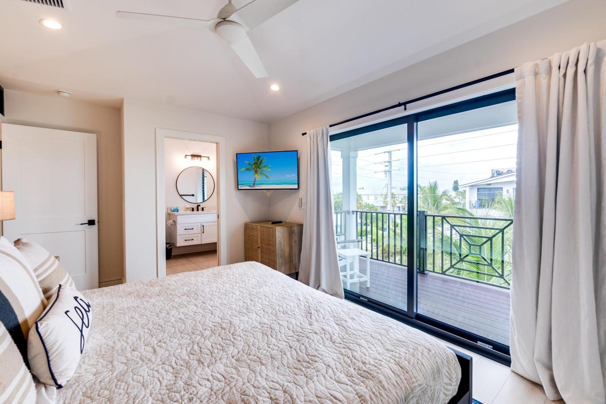 Swanky Bubbles, 9 Beds, 11 Bathrooms, Pet-Friendly With A Rooftop Deck And Steps Away To The Beach! Holmes Beach Exterior photo
