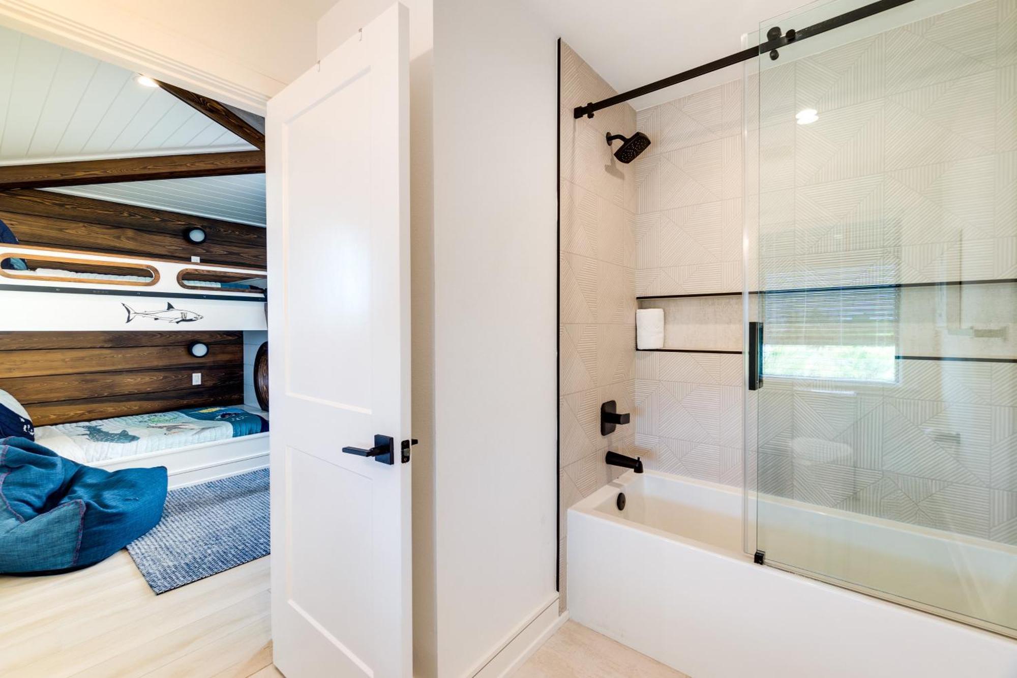 Swanky Bubbles, 9 Beds, 11 Bathrooms, Pet-Friendly With A Rooftop Deck And Steps Away To The Beach! Holmes Beach Exterior photo
